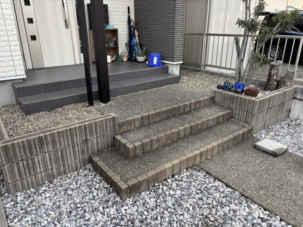 岐阜県羽島郡笠松町 駐車場を広くしお洒落な外観へする外構工事