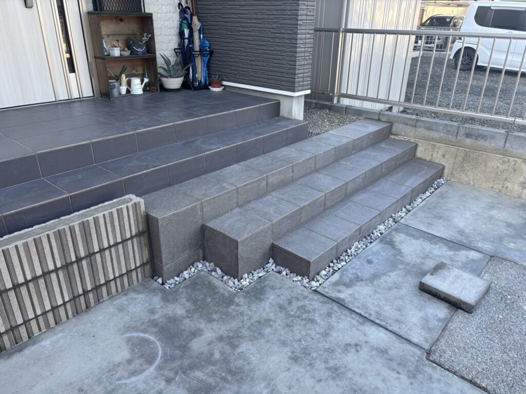 駐車場を広くしお洒落な外観へする外構工事 施工前