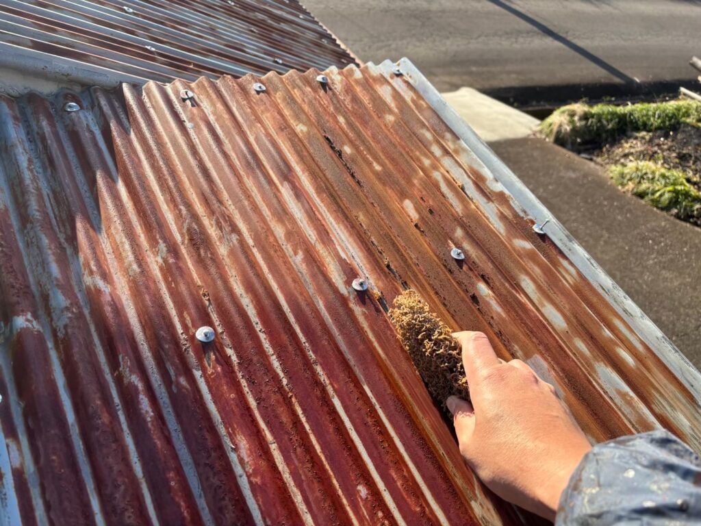 離れ　屋根　下地調整