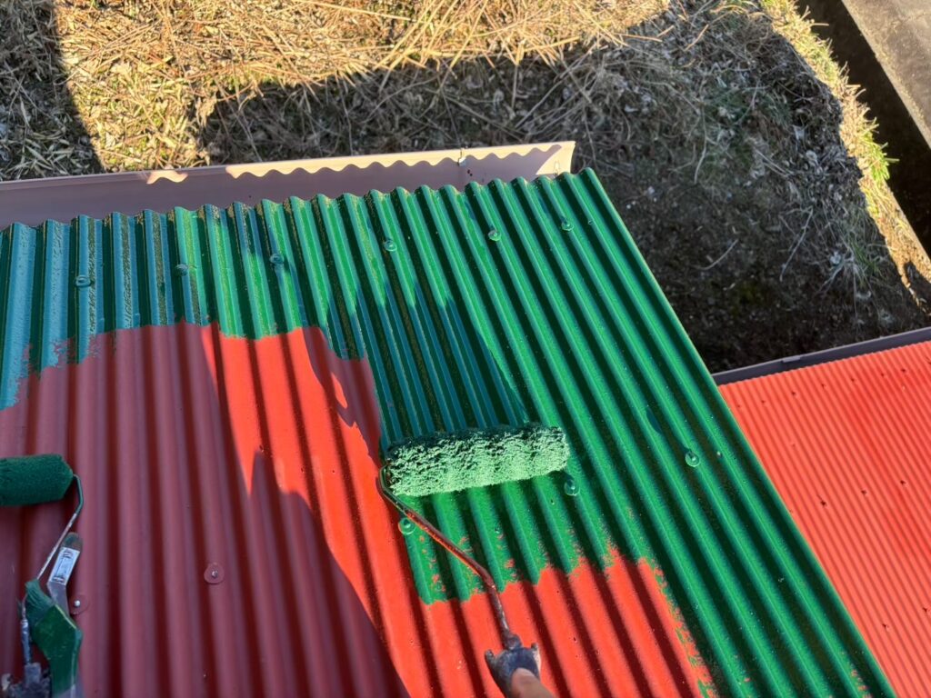 離れ　屋根　中塗り